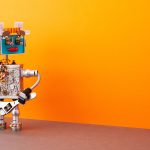 Zwei Roboter auf orangenem Hintergrund