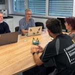 Die Workshop-Teilnehmer stehen vor dem Firmengebäude