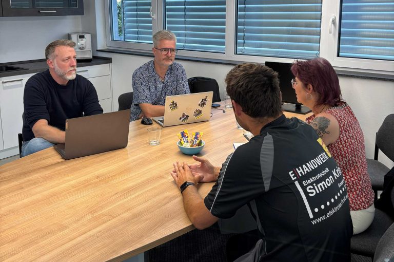 Die Workshop-Teilnehmer stehen vor dem Firmengebäude